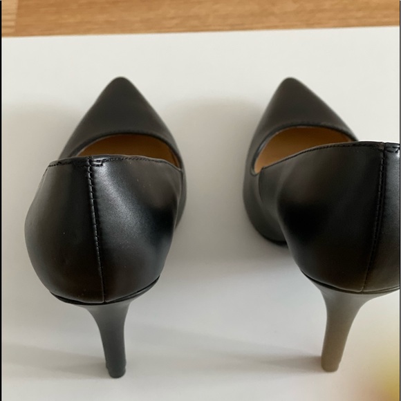 New heels that can go with anything 🤗 - Picture 2 of 6